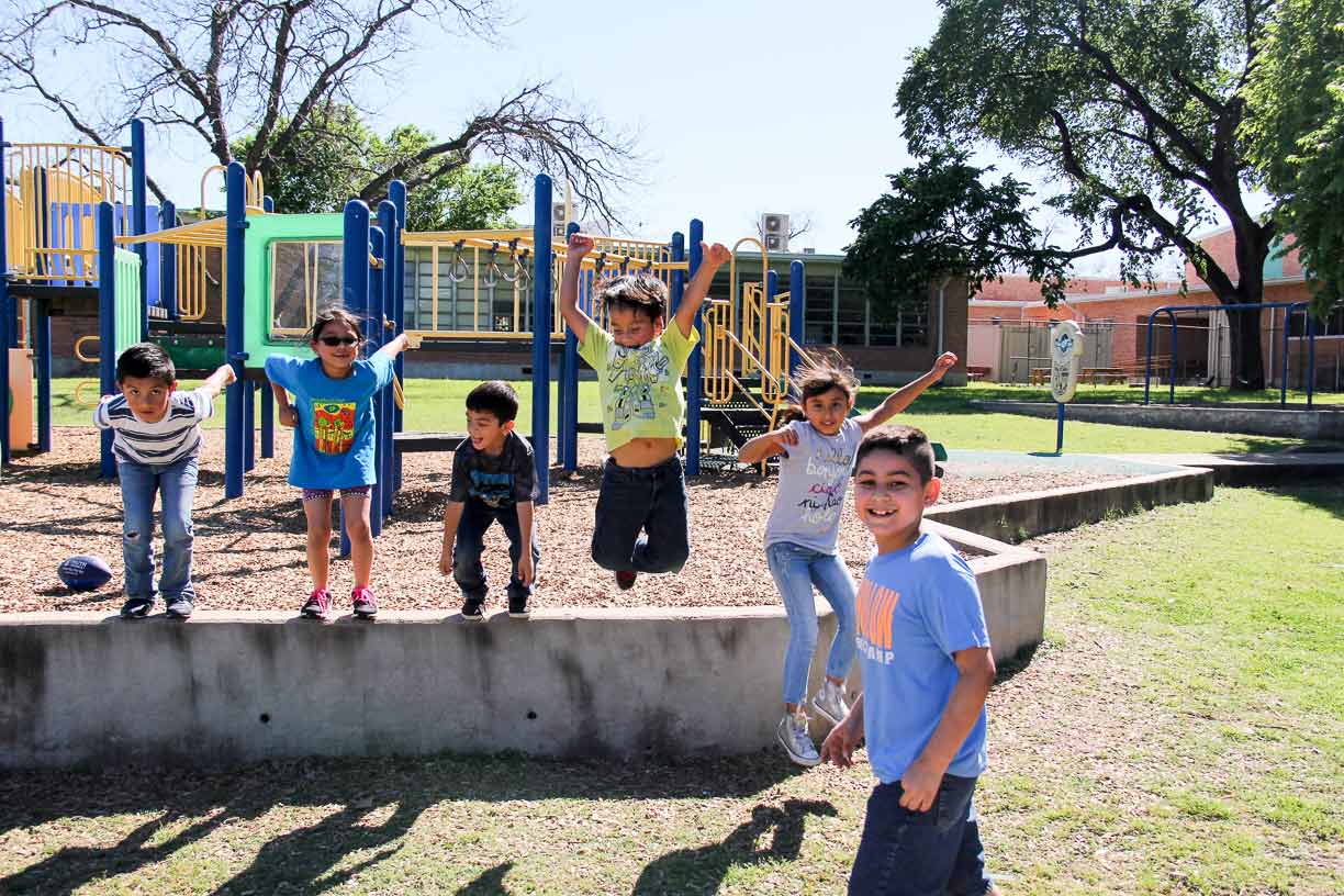 Nhóm trẻ em chơi một trò chơi trong chương trình bồi dưỡng ngoài giờ học của Stronger Austin Kids