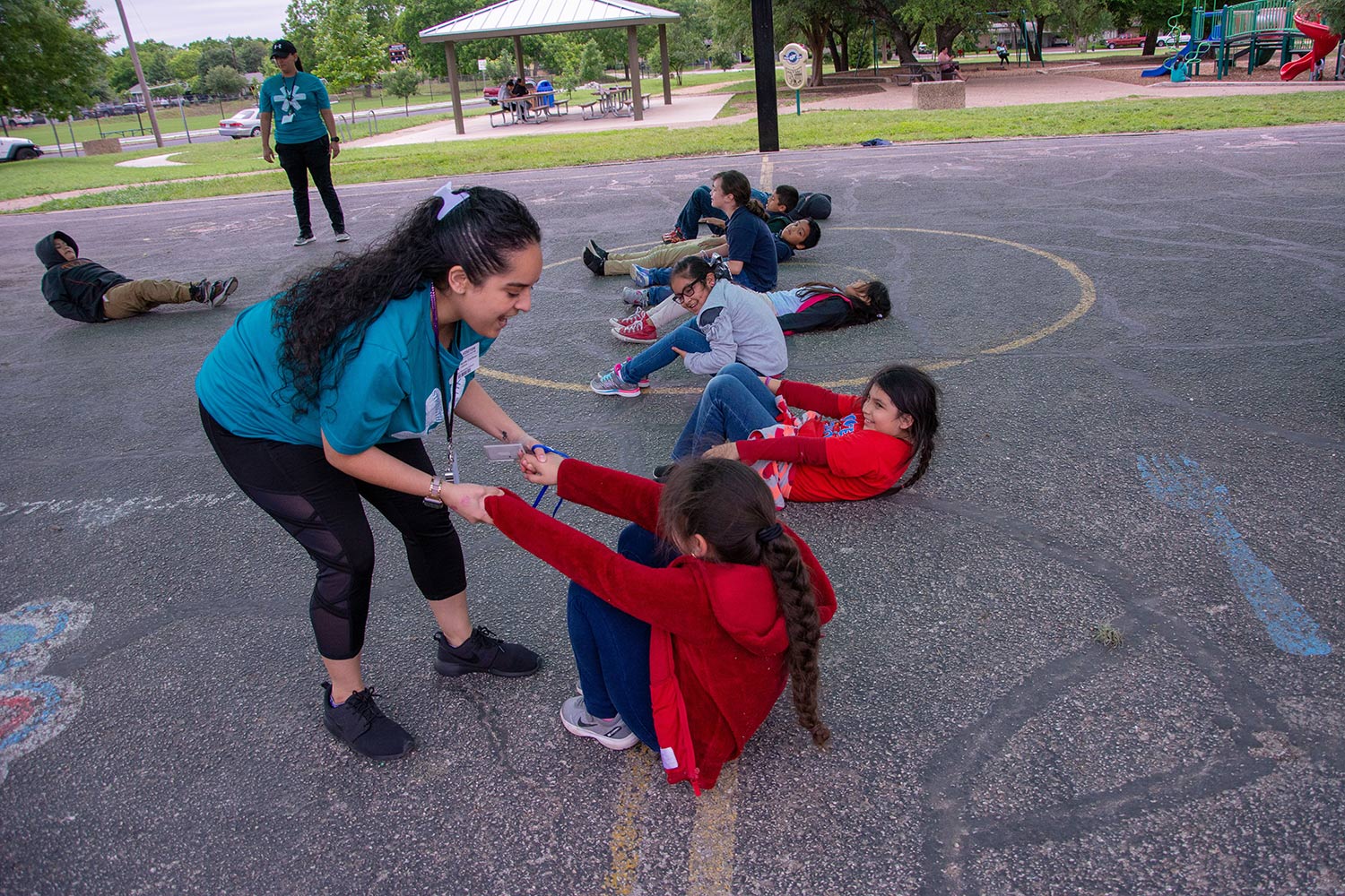 Nhóm trẻ em chơi một trò chơi trong chương trình bồi dưỡng ngoài giờ học của Stronger Austin Kids