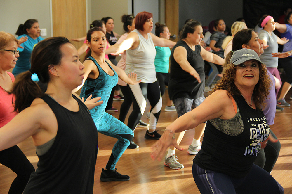 Grupo de mujeres que participan en una clase de ZUMBA como parte de la programación de Stronger Austin